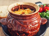 Рецепта Задушено телешко месо с топено сирене, гъби и вино в глинено гърне / гювеч на фурна